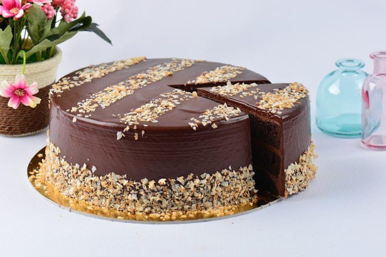 ferrero-rocher-cake-3960005_960_720
